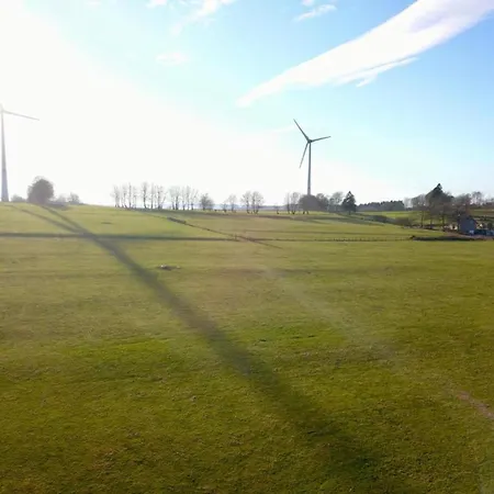 Inviting In The Woods In Ovifat Chalé *